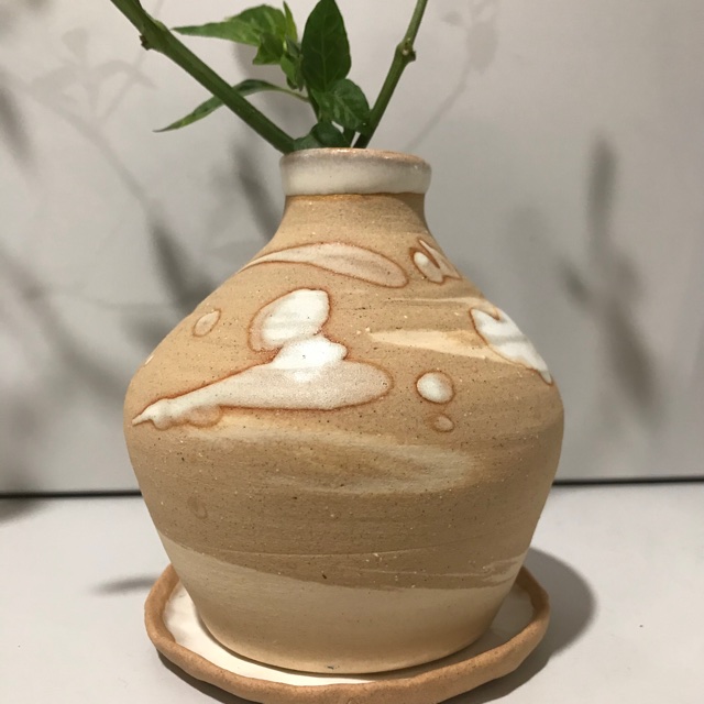 淋釉：絞胎胚紋路細頸瓶＋淋白釉：液態釉藥澆淋坯體，自然流出釉色線條。