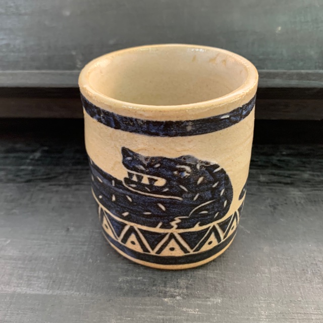 噴釉：神獸圖騰化妝土繪圖＋透明釉噴釉：素燒後以噴釉機噴上透明釉。