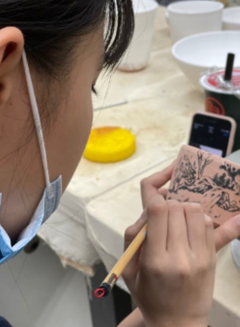 陶作繪釉：在器皿表面手繪彩繪釉料圖案