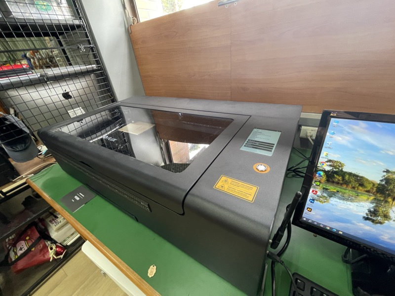 FLUX HEXA 雷射切割機與控制電腦