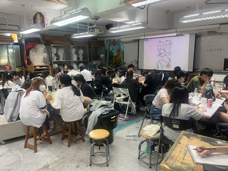 石膏像與投影講解：老師投影示範，後方是石膏像櫃