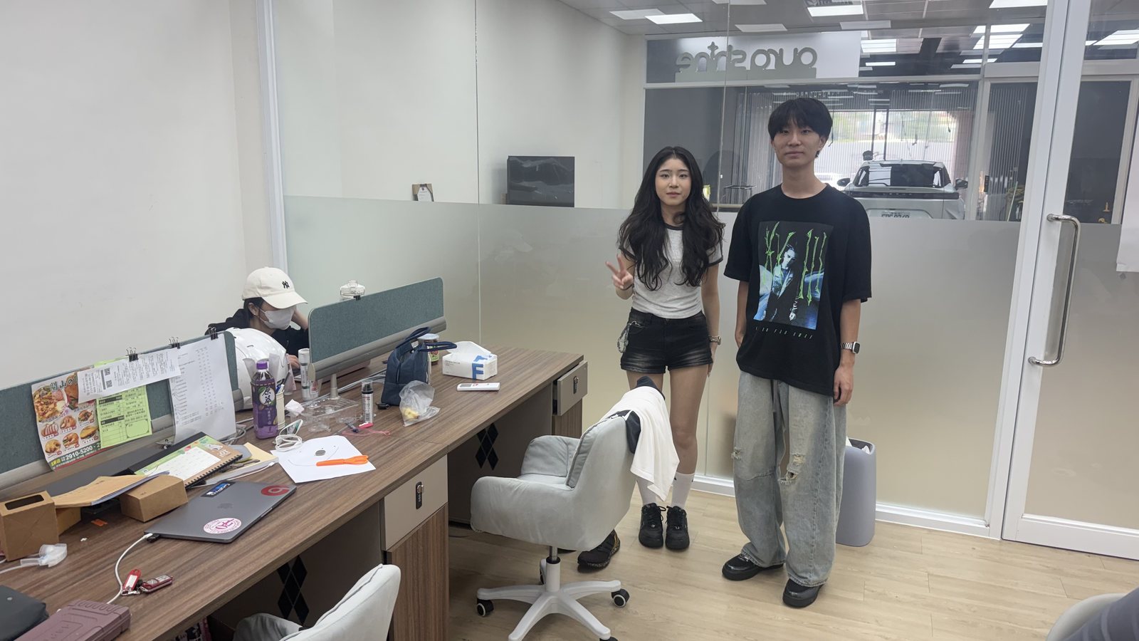 實習生在預訪時參觀辦公室
