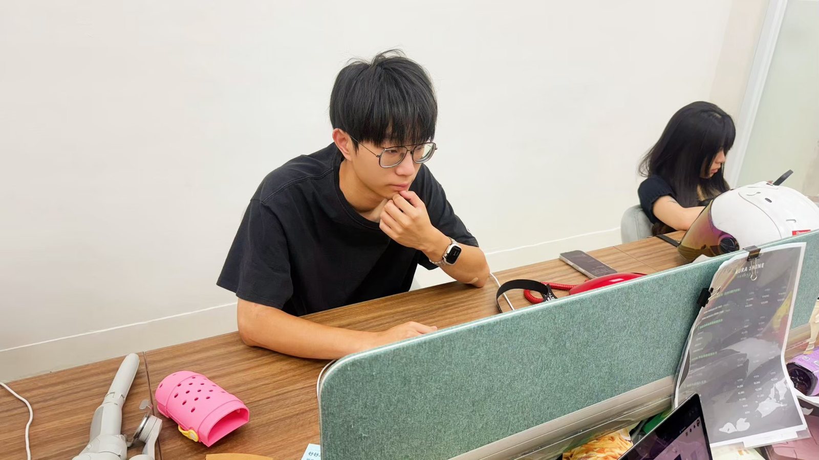 實習生專注看著螢幕工作