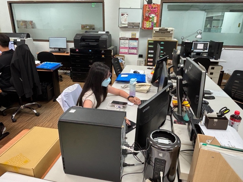 製版部門辦公區,實習生進行印前作業