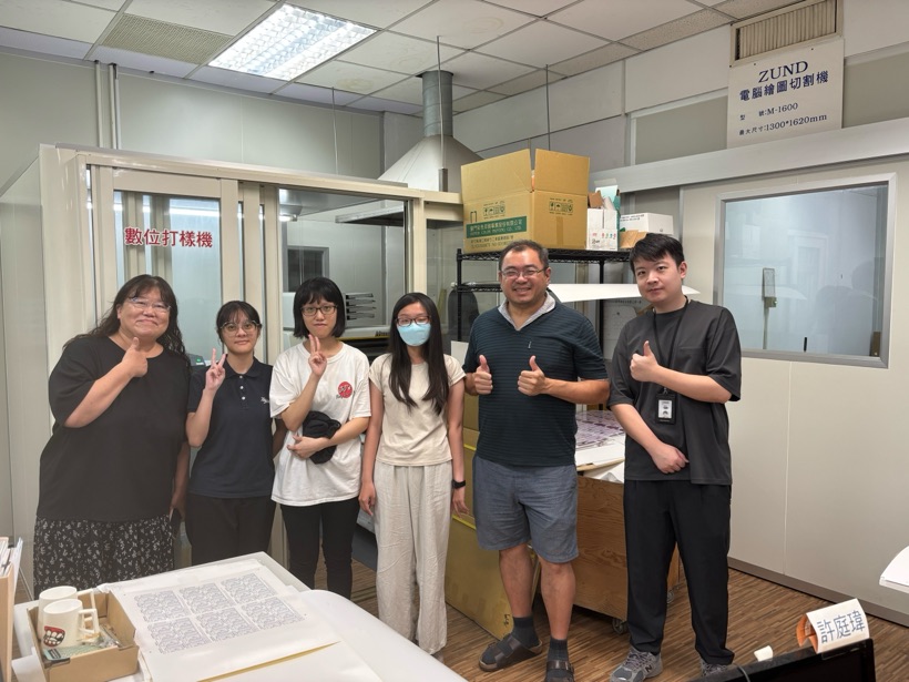 輔導教師訪視,與實習生及業師在製版部門合影