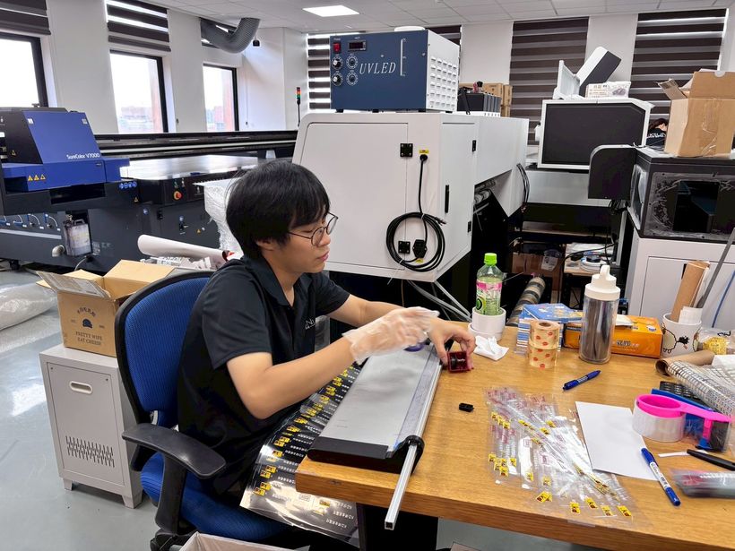實習生完成清潔後,重新組裝切割器