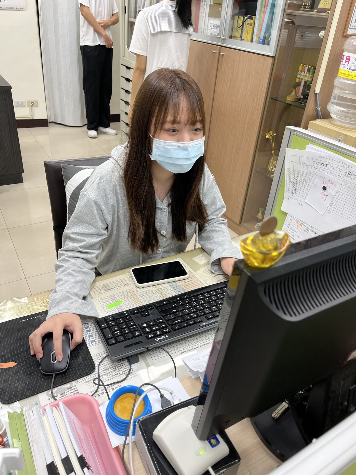 2024 年實習生在辦公座位工作