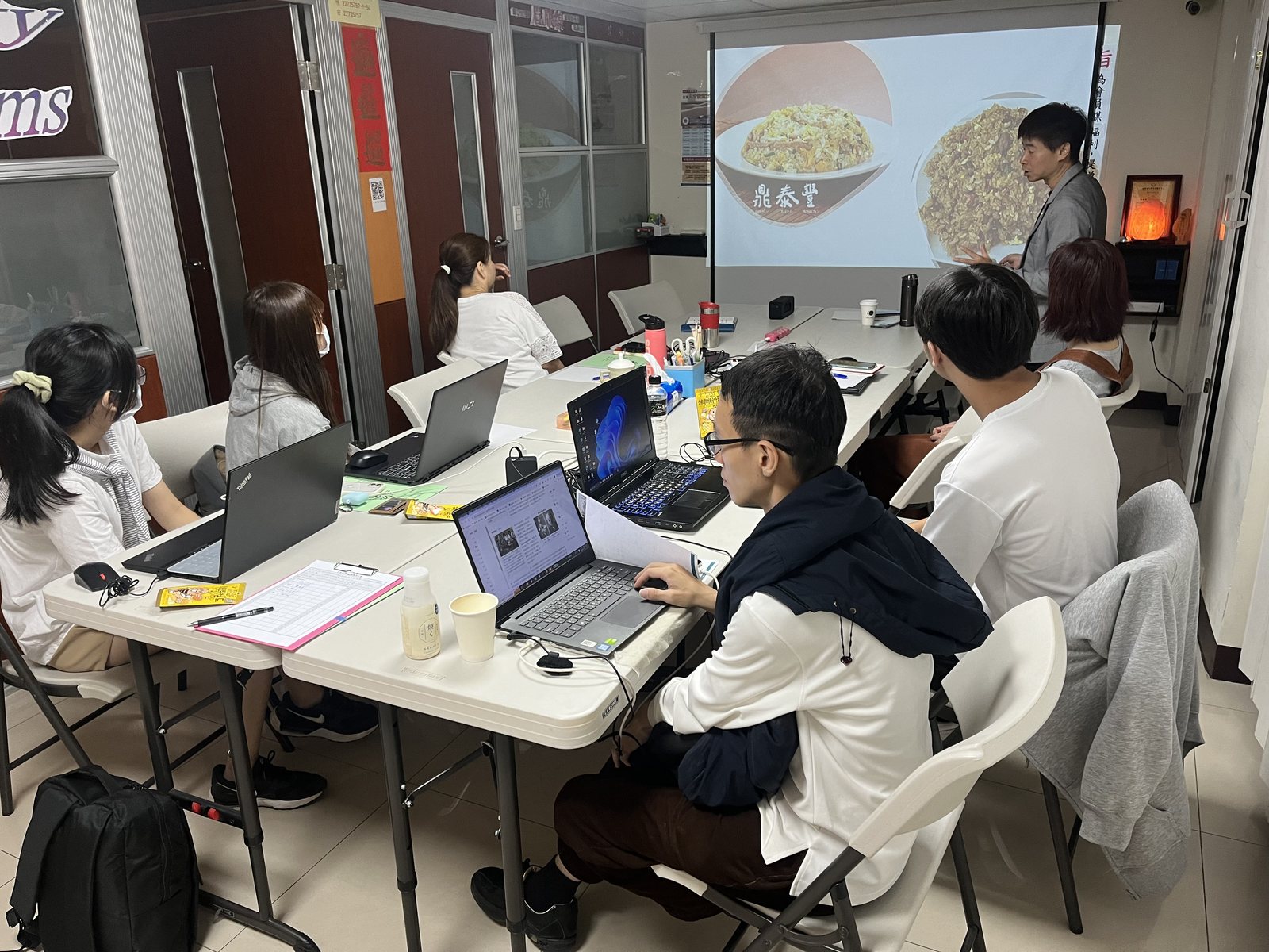 實習生與團隊在會議室參與教育訓練