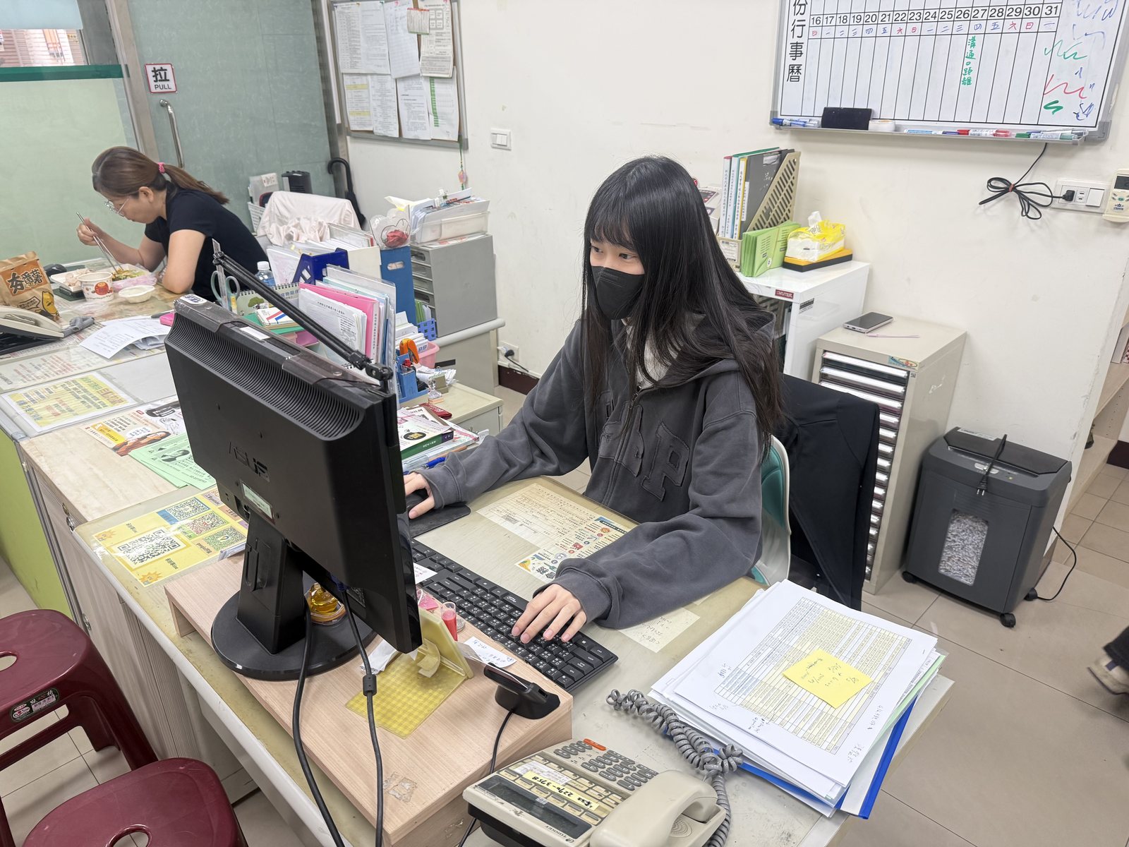 實習生在辦公座位使用電腦