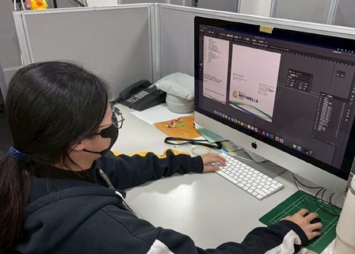 實習生在座位上進行平面設計工作